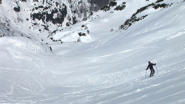HD:滑雪时摔倒视频素材