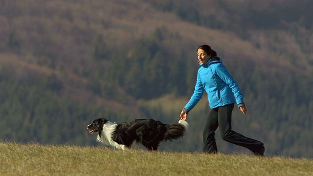HD超级慢动作:年轻女人和她的狗跑视频素材