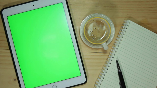 平板手机绿色屏幕上的乡村桌子肖像。视频素材