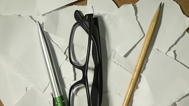 废纸，铅笔，钢笔，眼镜视频素材