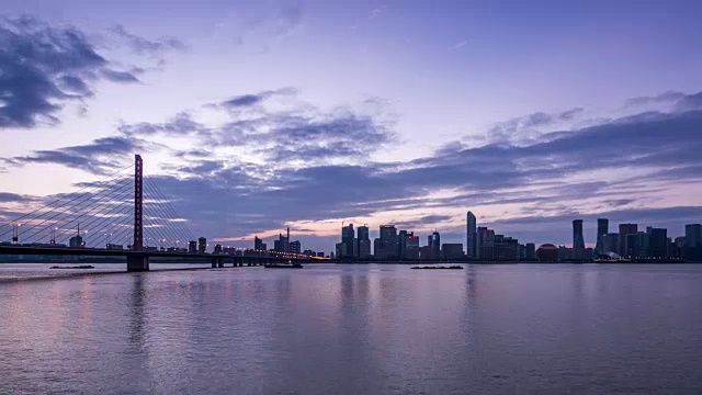 晚上，中国杭州，在河边，T/L WS Skyline和杭州的现代建筑。视频素材