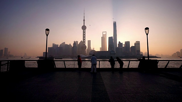 清晨，人们在中国上海的外滩做运动视频素材