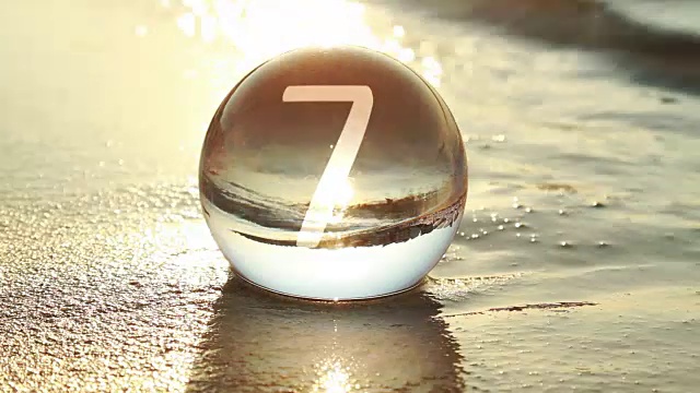 玻璃球在海边，倒计时视频素材