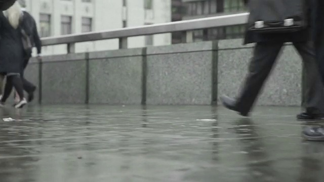 视频网站循环显示，通勤者在下雨的街道上行走视频下载