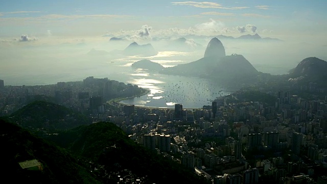 巴西里约热内卢日落时瓜纳巴拉湾湾的鸟瞰图和P - o - de - A -�-�汽车视频下载