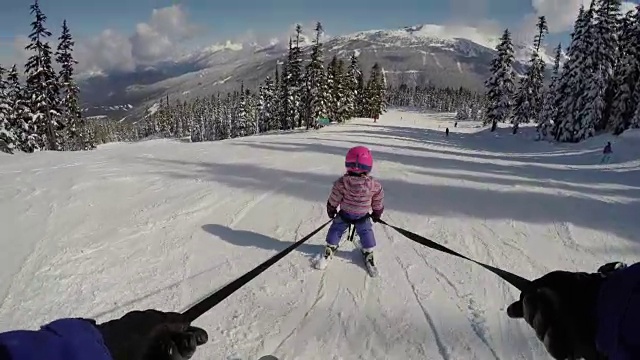 小女孩在学滑雪视频素材