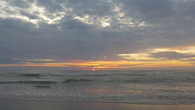海洋的沙滩，第一缕阳光，太阳后面的彩云，海豹游过视频素材