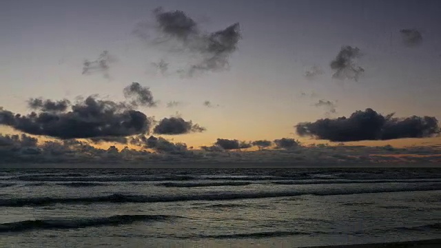 T/L WS黎明，蓝色海洋上空快速移动的低云，郁郁寡乐视频下载
