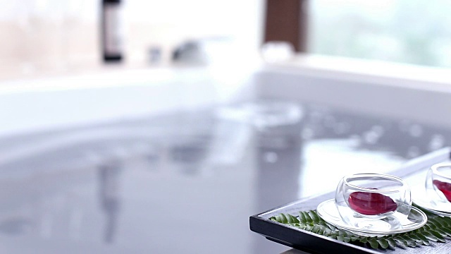 现代浴室的水疗浴缸有干净的水视频素材