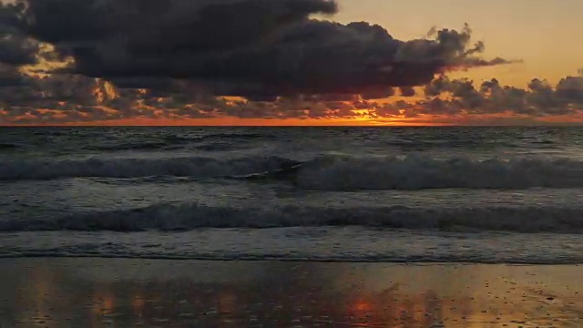 T/L橙色的太阳升起在大西洋的地平线上，戏剧性的移动云和颜色视频下载