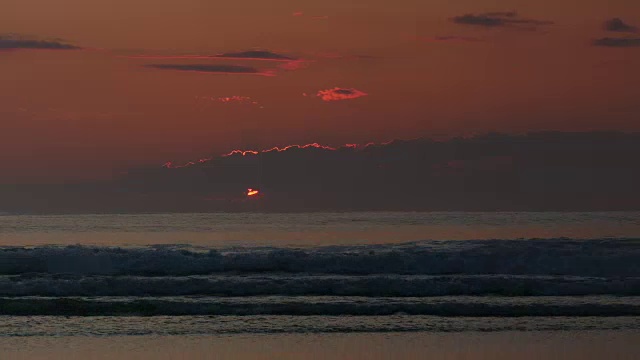 橙色的太阳从大西洋上空快速移动的低云后面升起视频下载