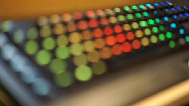 彩虹LED电脑键盘- 3Shots视频下载