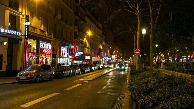 4K时间间隔:巴黎红灯区拥挤的行人视频素材