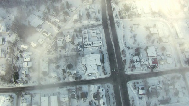 WS鸟瞰图高雾覆盖市中心建筑/安克雷奇，阿拉斯加，美国视频下载