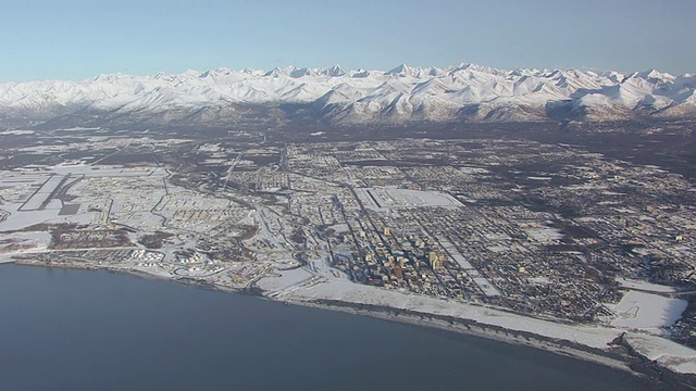 美国阿拉斯加州安克雷奇市的城市和楚加奇山脉的WS空中全景图视频素材