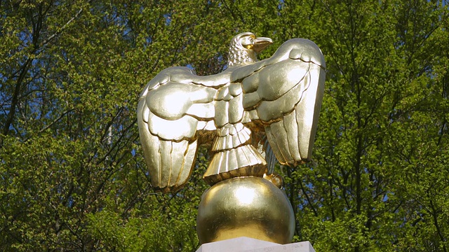 拍摄于美国战争公墓的金鹰雕像/桑德维勒，卢森堡视频下载