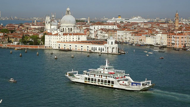 WS HA拍摄的圣玛丽亚德拉敬礼和渡轮航行/威尼斯，威尼托，意大利视频下载