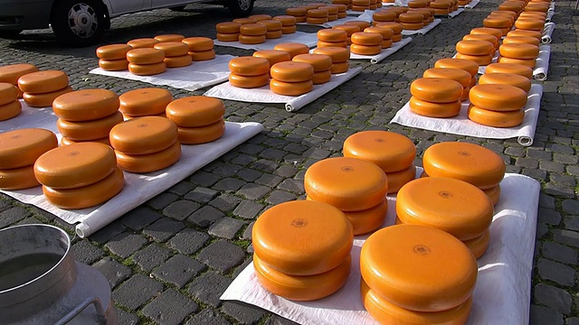 CU拍摄于荷兰南荷兰市场广场/豪达的奶酪市场视频下载
