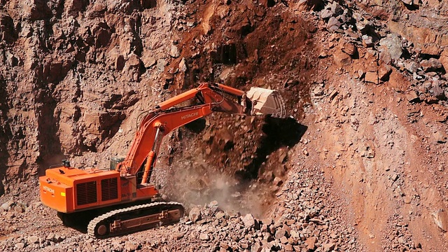 德国莱茵兰-普法尔茨采石场的掘土机WS视图视频素材