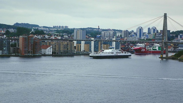 带小船的城市景观/斯塔万格，罗格兰，挪威视频下载