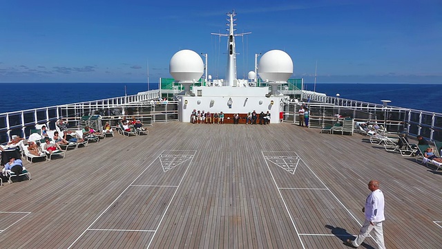 在丹麦日德兰半岛北海的玛丽皇后号游轮上，人们站在船上休息视频下载