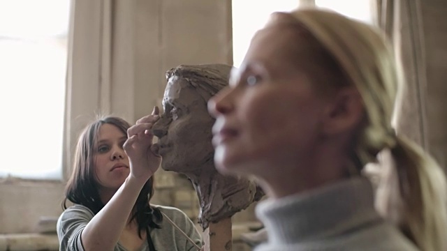 艺术家正在做一个女性雕塑视频下载