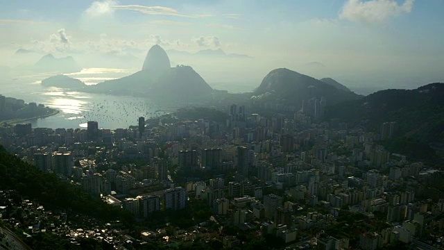 巴西里约热内卢日落时瓜纳巴拉湾湾的鸟瞰图和P - o - de - A -�-�汽车视频下载