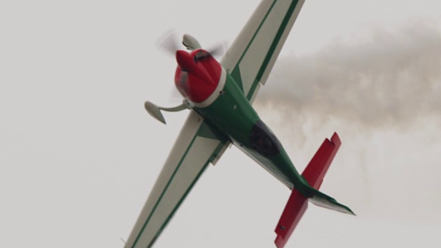 慢动作近景小螺旋桨飞机失去控制，下落成自由落体，尾随烟雾。视频下载