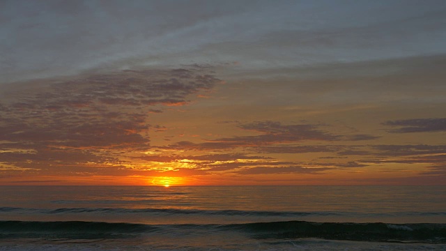 日出，大海和美丽的云，瞬间太阳升起在地平线上视频素材