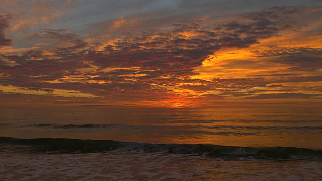 黎明，大海和美丽的云彩，日出前视频下载