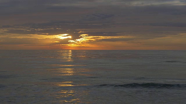 WS星爆太阳上升到大西洋上的彩色云，太阳反射在海洋上视频下载