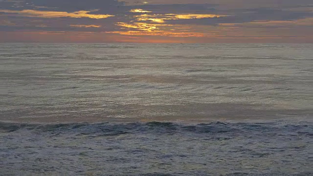 早晨的太阳，银色的海洋，彩云，地平线上的小船视频素材