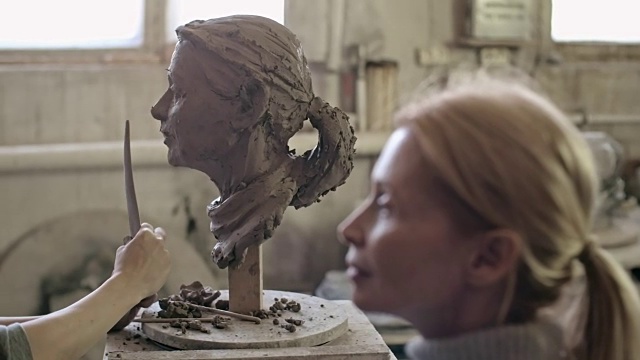 艺术家创造雕塑与生活模型视频下载