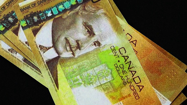 数钱——加拿大元视频素材