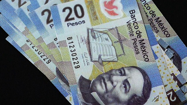 数钱——墨西哥比索视频素材