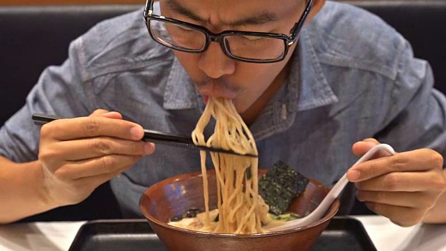 饥饿的男人吃拉面，日本面条视频下载