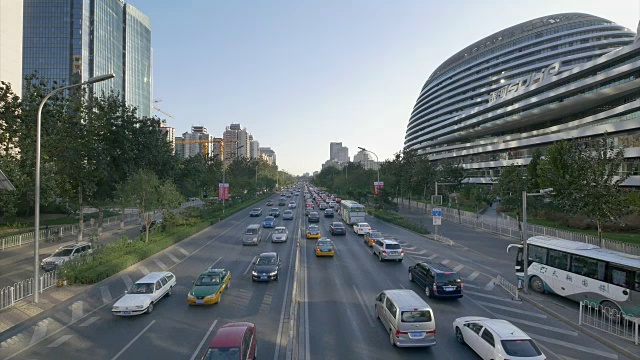 北京的道路交通和现代建筑。4 k视频素材