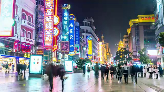 人们在南京路上行走的时间视频素材