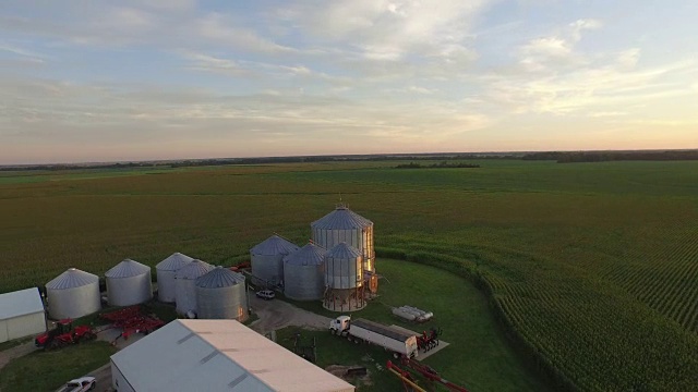 鸟瞰图的农场在农村景观视频下载