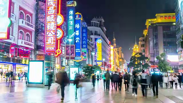 人们在南京路上行走的时间视频素材