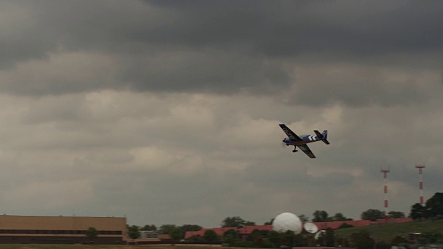 空军国民警卫队的螺旋桨飞机飞到离地面很近的地方，然后直挺挺地升向天空。视频下载