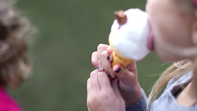 女孩吃冰淇淋视频下载
