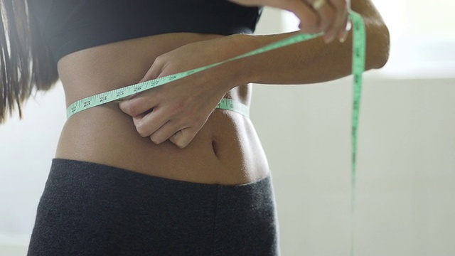 用英寸来测量一个美丽的身体的腰围视频下载