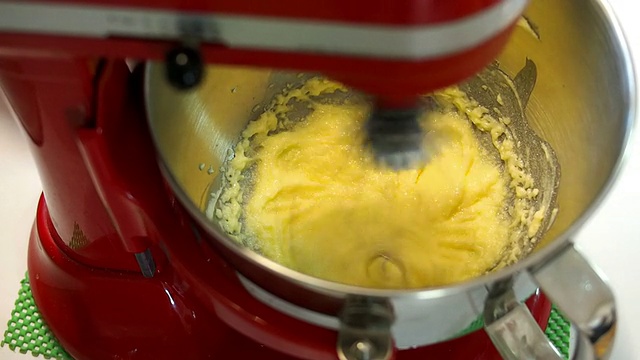 在搅拌机中搅拌奶油视频素材