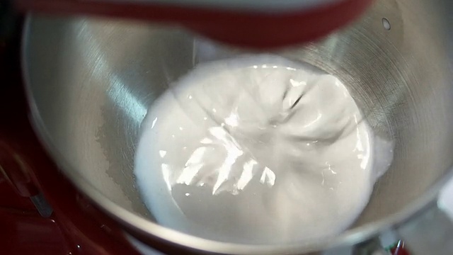 在搅拌机中搅拌奶油视频素材