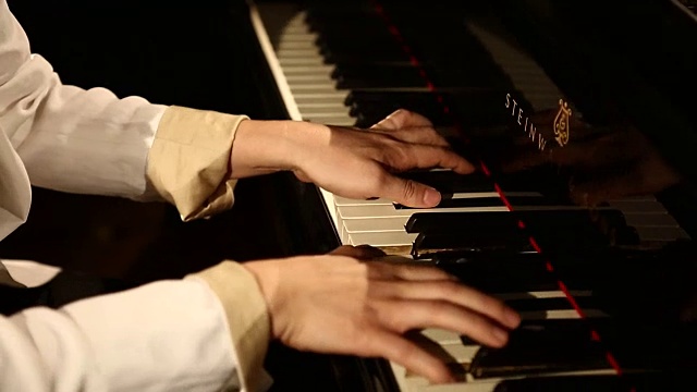 钢琴家手弹钢琴视频素材