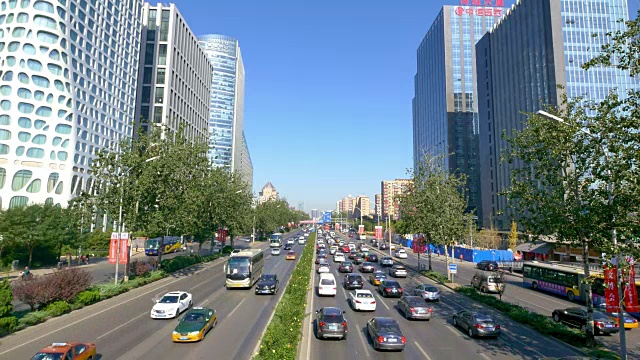 北京城市街道上的交通和现代建筑视频素材