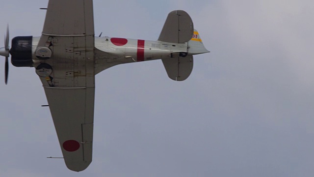 慢镜头近景老式日本A6M零军用螺旋桨飞机飞过天空。视频素材