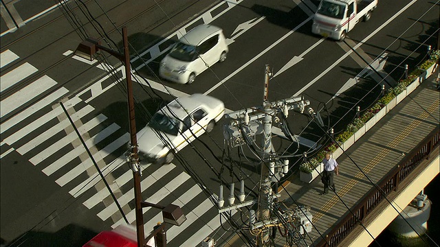 交通和行人在长崎的一座桥上行走。视频素材
