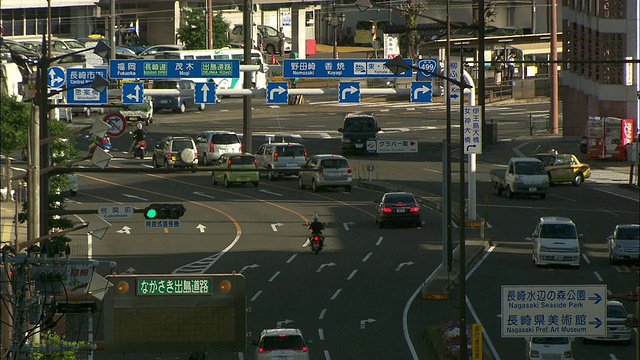 长崎一条繁忙的道路上交通繁忙。视频素材